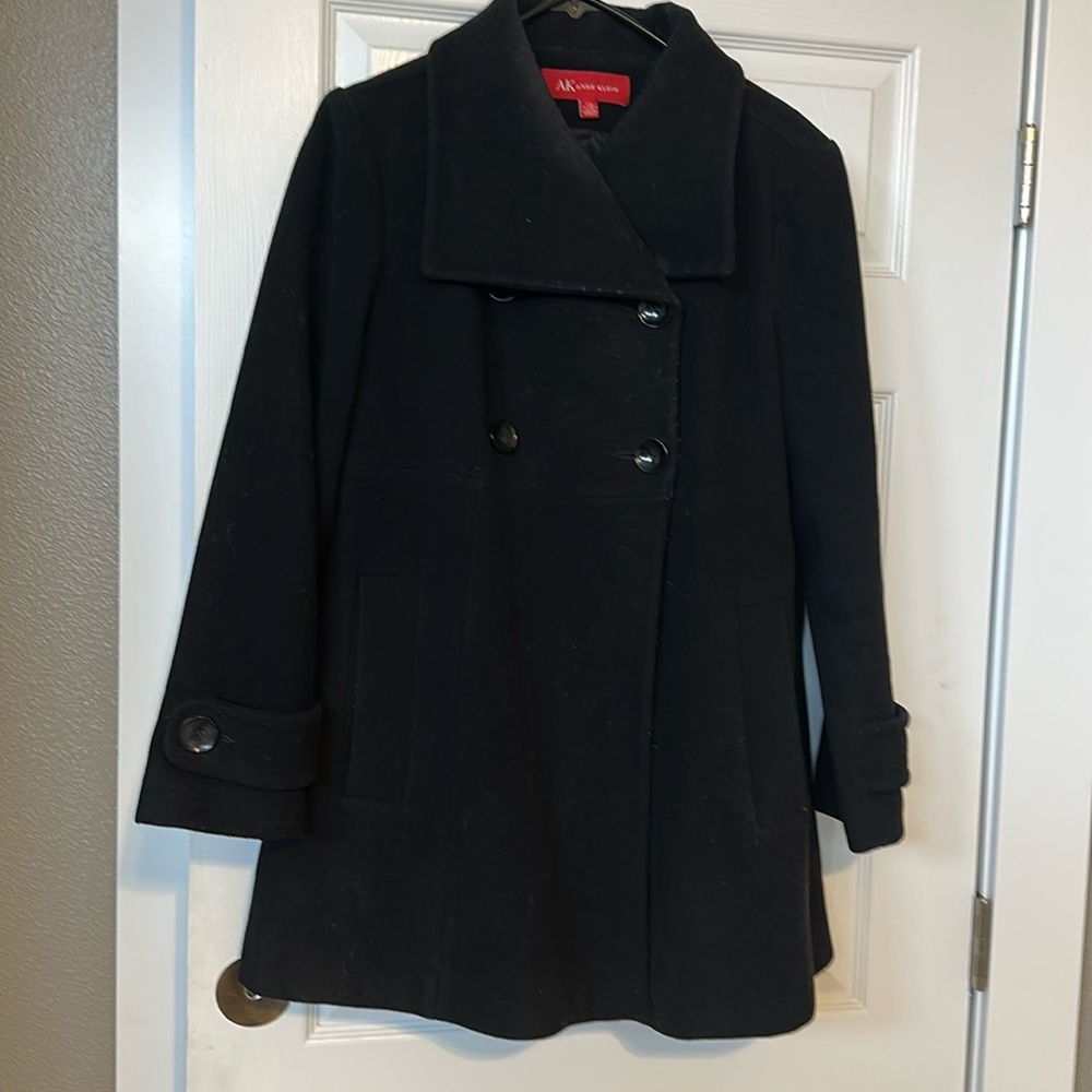 Black, double breasted pea coat. Worn but good shape!